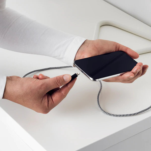 Imagen manos cargando movil