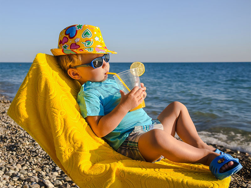 Imagen niño en tumbona playa